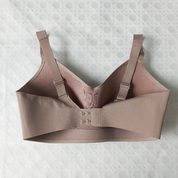Lululemon Hold True Bra Size 34E Soft Sand Buttery Soft Lightweight Adjustable - Picture 3 of 8